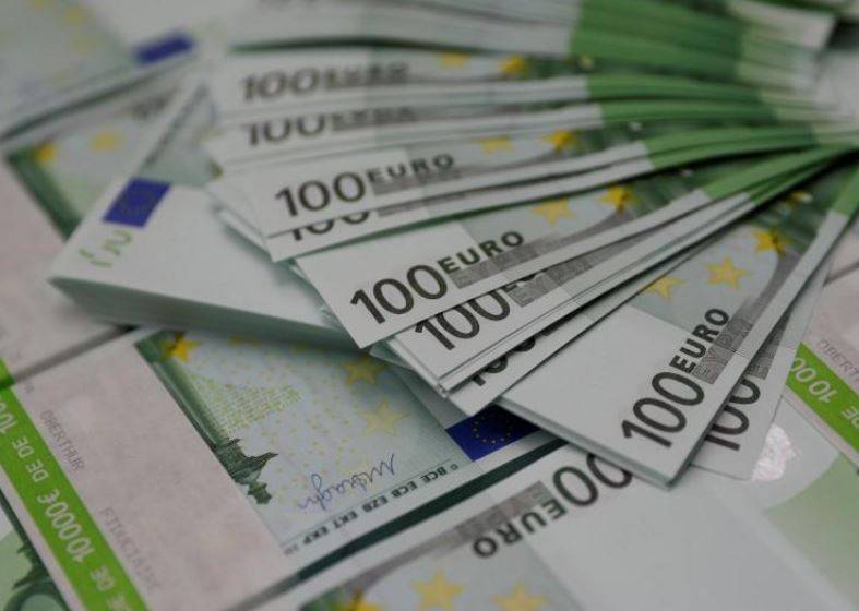 اليورو ينخفض وسط حذر المستثمرين قبيل محادثات تجارية أمريكية صينية