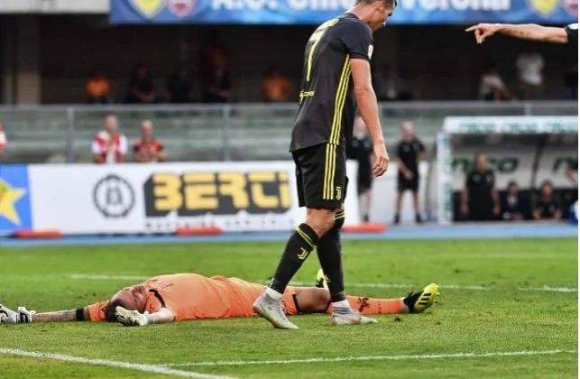 رونالدو يضع حارس كييفو في مواجهة زوجته