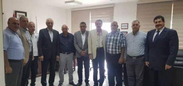 زعيتر بحث سبل تصدير الموز الى سوريا مع مزارعي الجنوب​​​​​​​