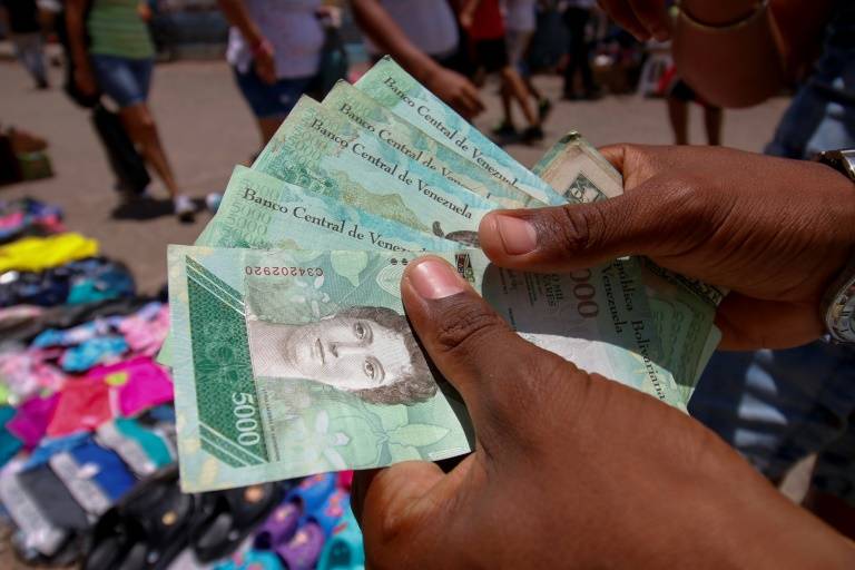 فنزويلا تطرح أوراقا نقدية جديدة لعملتها