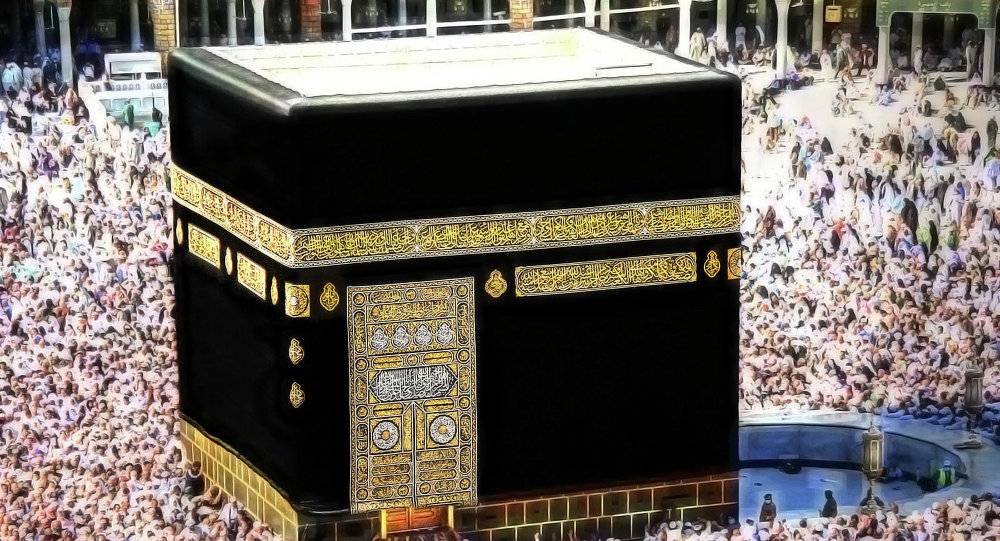 شاهد... قوة الرياح تكشف أحد أسرار الكعبة المختفية تحت الثوب