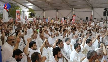 الحجاج الايرانيون يهتفون 