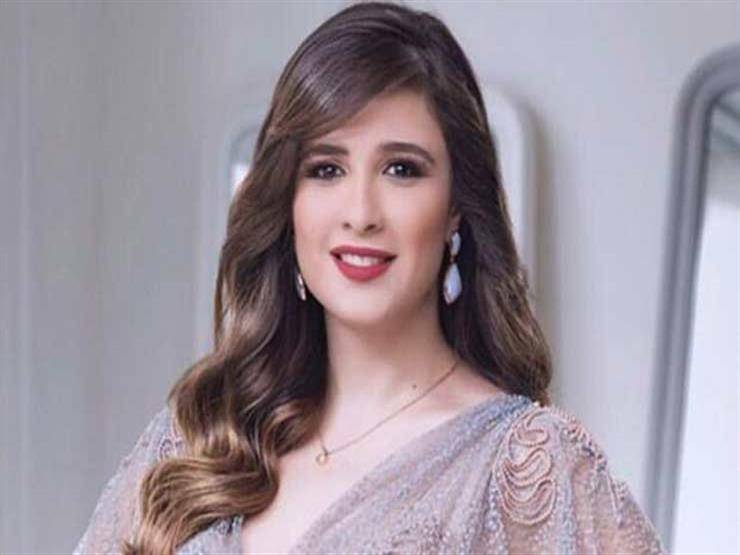 زوج ياسمين عبد العزيز يقبلها أمام المارة في الشارع !