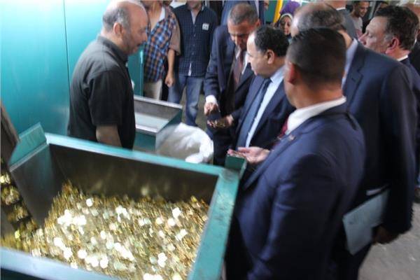 المالية تدرس طرح عملة معدنية فئة 2جنيه وماكينات بالمترو لفك العملات الورقية
