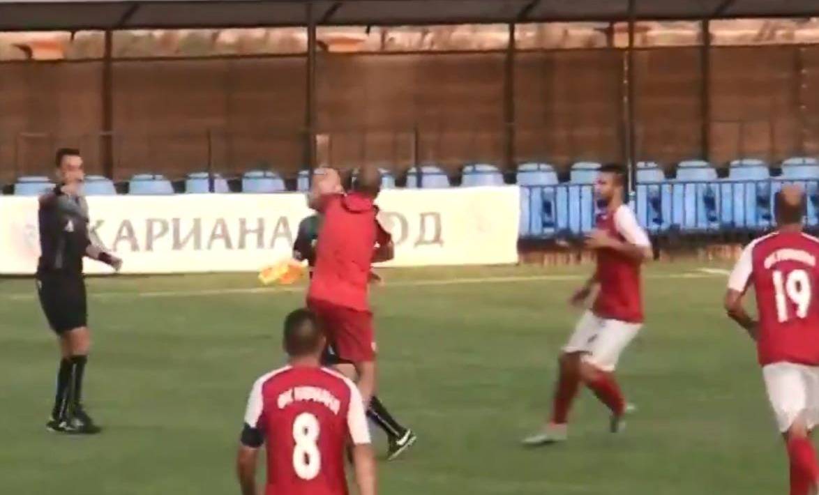 بالفيديو: مدرب كرة يضرب حكمين لهذا السبب!