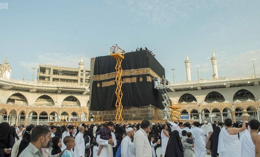 صور من داخل الكعبة وفيديو.. الكعبة المشرفة تكتسي حلتها الجديدة