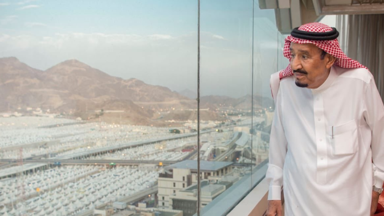 بالصور.. الملك سلمان في منى للإشراف على راحة الحجاج
