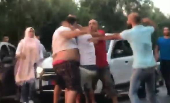 بالفيديو: بسبب نظرات.. طارد سيارة واعتدى على من فيها عند مفرق كيفون - عاليه