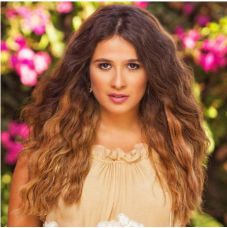 بالصور - زوج نجمة مصرية شهيرة يقبلها في الشارع والجمهور يعلق !