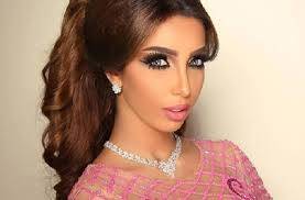 دنيا بطمة من جديد... رقص جنوني على الانغام المغربية وفيديو بالمقلوب!