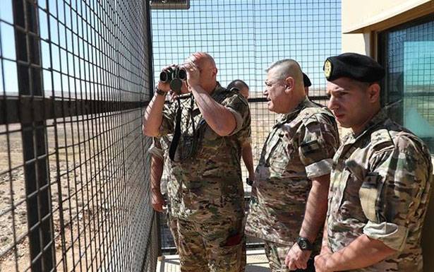 تفقّد مراكز فوج الحدود البريّة في جرود بعلبك
قائد الجيش عايد عائلات الشهداء والجرحى
والتقى قائد قوّات الأمم المتحدة الموقتة