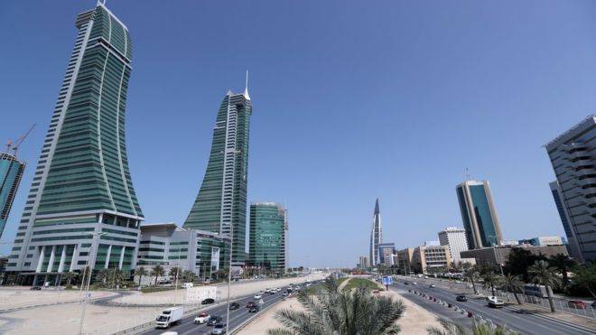 البحرين تعلق إصدار تأشيرات للمواطنين القطريين