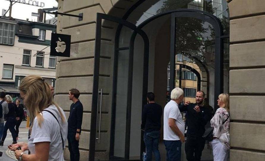حادثة غريبة.. انفجار آيباد في متجر آبل يصيب 3 موظفين