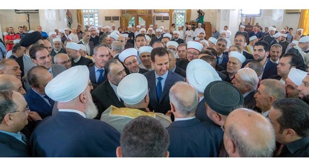 الأسد يصلي العيد بين المواطنين وخطيب العيد يستذكر الحرب على سوريا (صور)