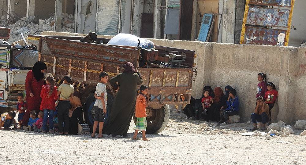 تزايد الوافدين عبر "أبو الظهور"... مدنيون: مسلحو إدلب منعونا منذ 8 أيام (فيديو وصور)