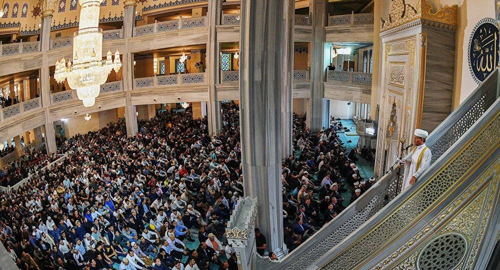 الآلاف من المسلمين يقيمون صلاة العيد في موسكو (فيديو)