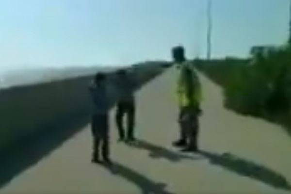 بعد فيديو العنصر الأمني والطفلين بائعي الورود... مصادر قوى الأمن توضح