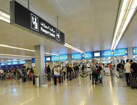 حقيقة احتجاز فنان مصري شهير في مطار المغرب !