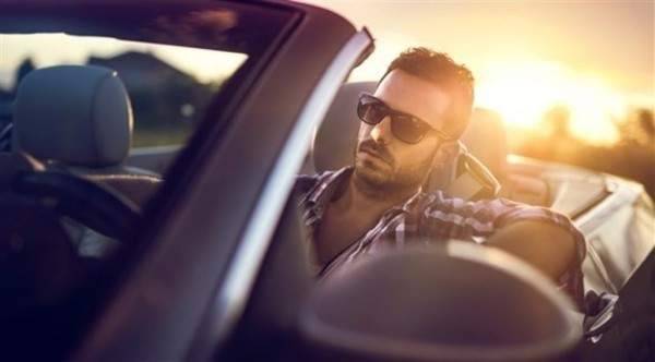 بهذه الطريقة تحمي جلدك من الشمس أثناء قيادة السيارة