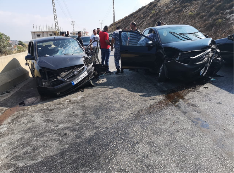 بالصورة..6 جرحى بينهم 3 اطفال في تصادم 3 سيارات على طريق مرجعيون حاصبيا