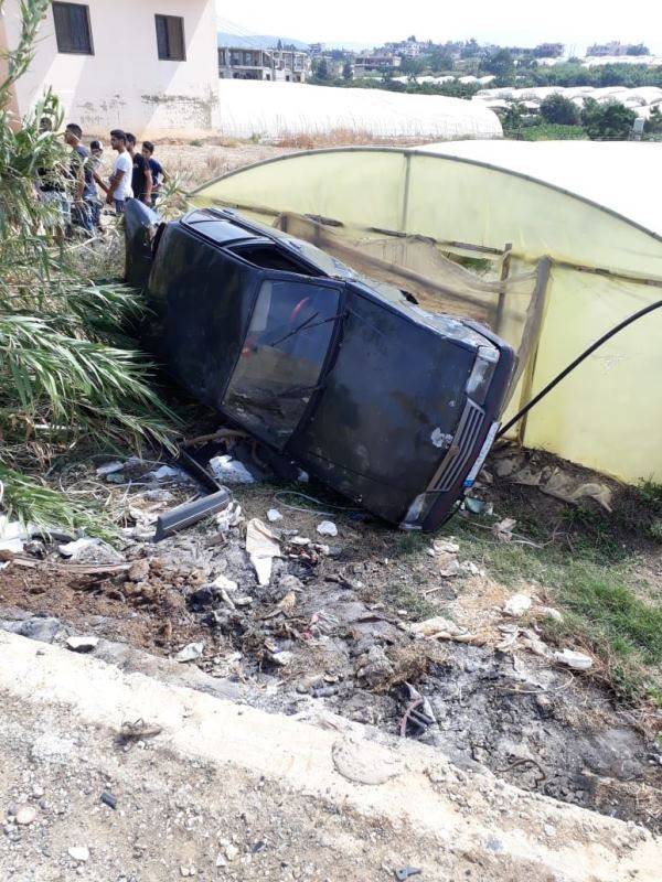 انحراف سيارة عن مسارها على طريق عام ببنين والأضرار مادية