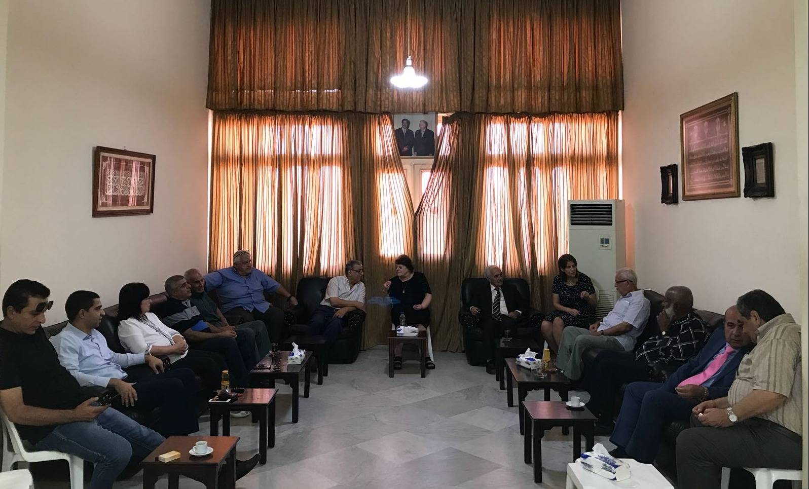 دارة الرافعي تغصُّ بالمهنئين بعيد الأضحى.. ووفد يقرأ الفاتحة على ضريح "الحكيم"