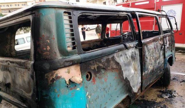 بالصورة: المفرقعات النارية تسببت بحريق فان