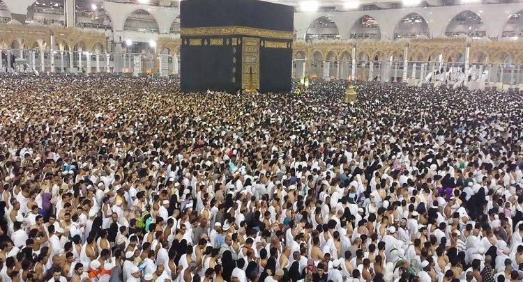 الحجاج يؤدون طواف الوداع مع قرب انتهاء المناسك بسلام