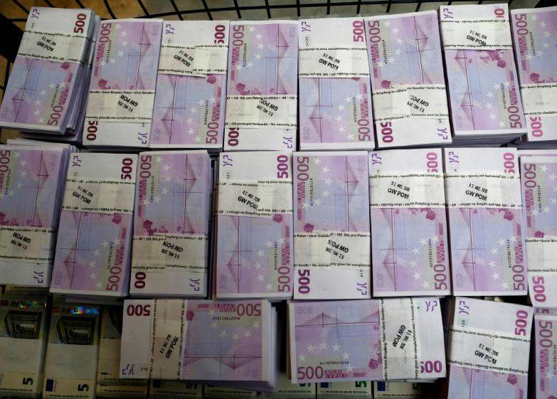 الدولار ينزل مع تصاعد الضغط عل ترامب واليورو الأعلى في أسبوعين