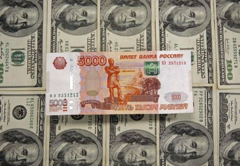 الروبل الروسي يسجل أقل سعر في عامين بفعل مخاوف العقوبات