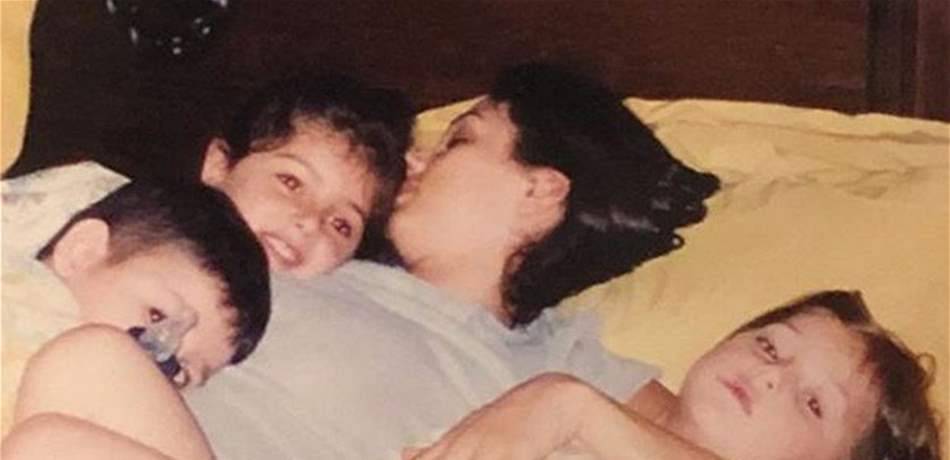 صورة نادرة لنجمة شابة مع والدتها ملكة جمال لبنان.. خمّنوا من هما!