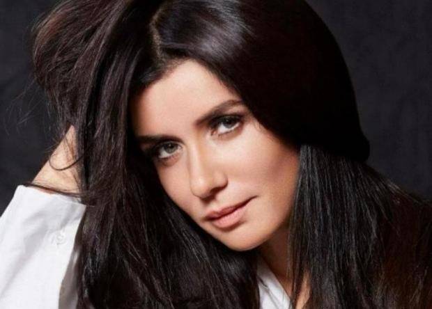 غادة عادل تظهر بجلستي تصوير.. فهل تخطّت أزمة طلاقها؟