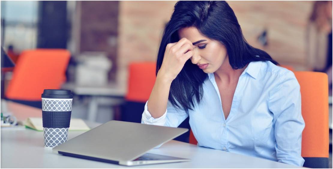 ما هي الفوضى الرقمية؟ وكيف تؤثر على صحتكِ ومزاجكِ؟