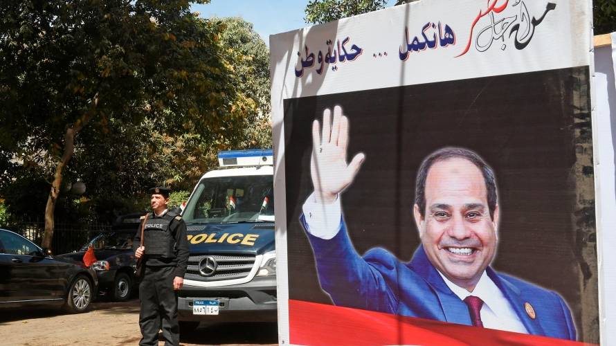 كيف أصبح ملايين المصريين مهددين بالسجن بعد إقرار "قانون الإنترنت"؟