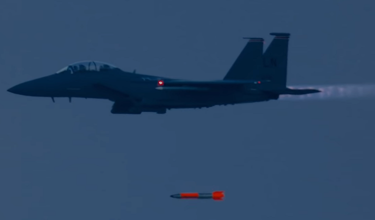 اختبار ناجح لمقاتلات "F-15" بإسقاط قنابل نووية!