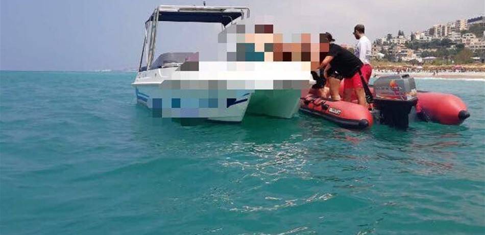 بالصور.. اصطدام زورق سياحي بالرمال مقابل شاطئ العقيبة