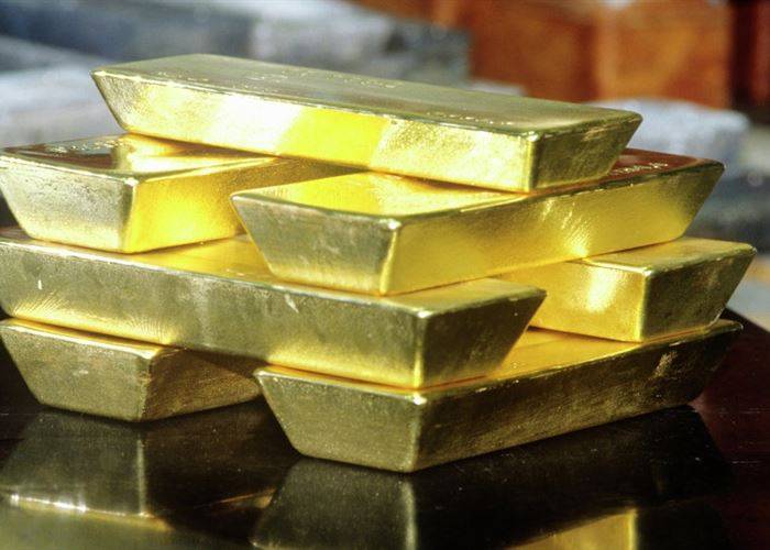 الذهب يهبط والدولار يرتفع مع توقعات بارتفاع الفائدة