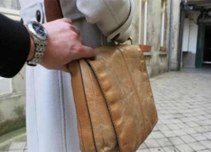 في البربارة..اوهمها بانه بحاجة لشراء دواء..فكانت النتيجة سرقة محفظتها