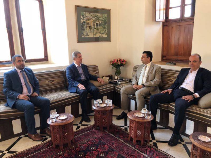 الجميل تسلم من وفد أمل دعوة لحضور الذكرى الأربعين لتغييب الصدر