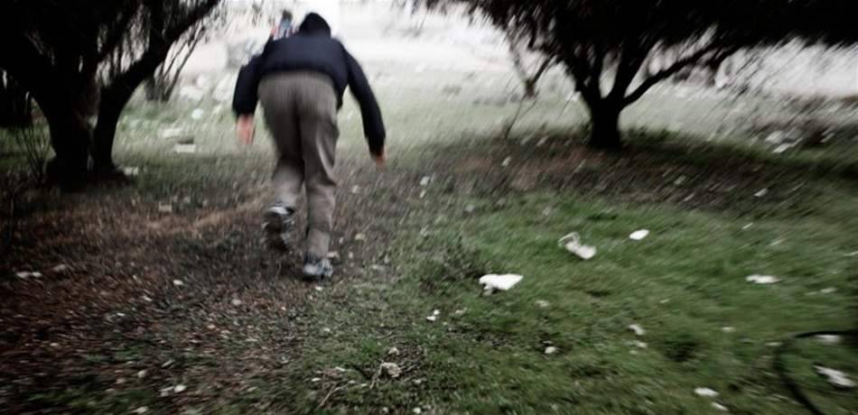حاول الفرار عند دهم منزله فأصيب في..