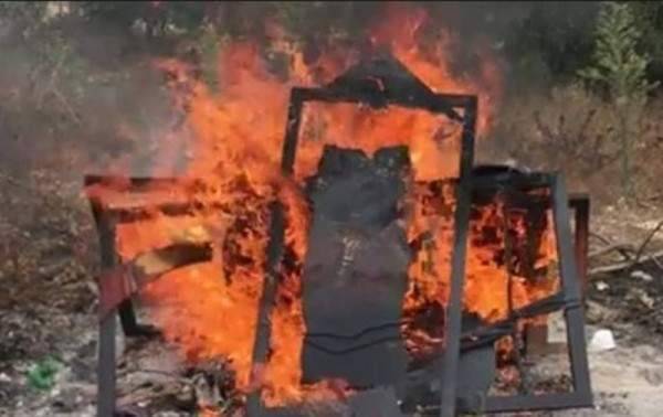 فنان مغربي شهير يحرق أعماله إحتجاجاً على الإحتكار والإبتزاز-بالفيديو