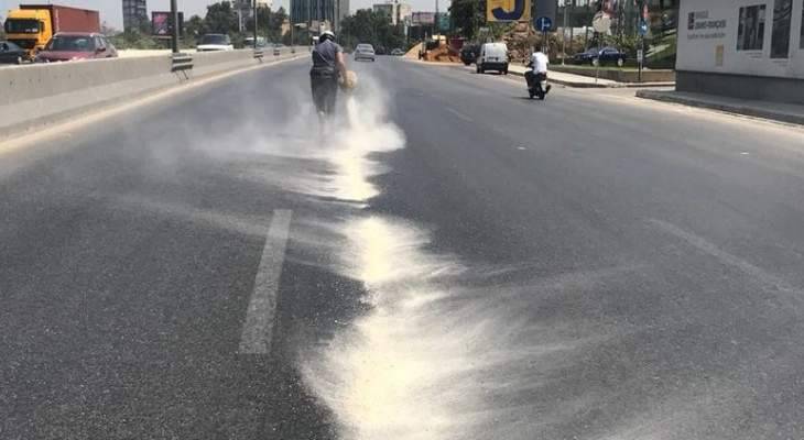 قوى الامن: العمل على رش رمال بسبب تسرب المازوت على اوتستراد الكرنتينا