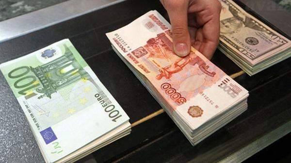 الروبل يرتفع بنسبة 0.9% إلى 67.59 مقابل الدولار