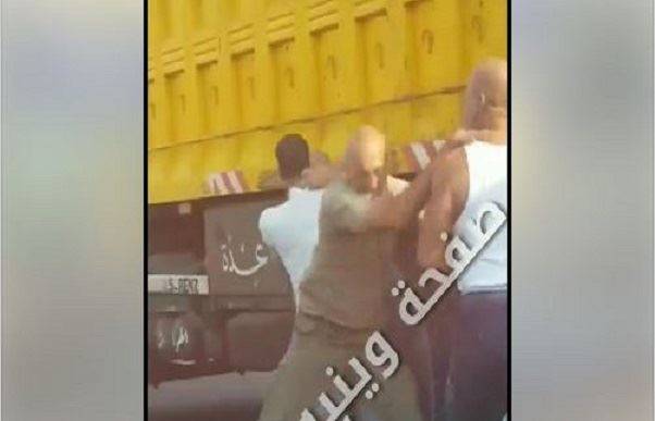 بالفيديو- تضارب بالايدي وتكسير سيارات على خلفية افضلية مرور بين شاحنة وسيارة في جونيه