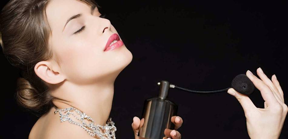 لهذا السبب توقّفي عن رشِّ العطر على شعركِ!