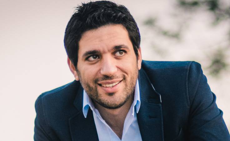 هكذا عايد حسن الرداد شقيقته بعيد ميلادها.. شاهدي الشبه بينهما!