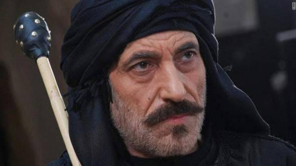 إبن غسان مسعود فنان بملامح شرقية لافتة-بالصور