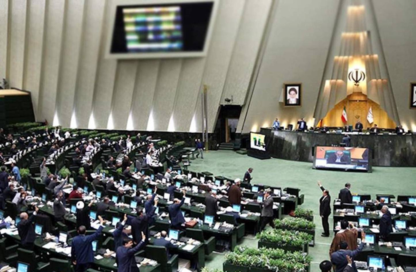 البرلمان الإيراني يعزل وزير الاقتصاد