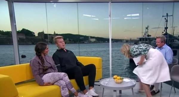 بالفيديو- مذيعة تتقيأ على ضيفها مباشرة على الهواء