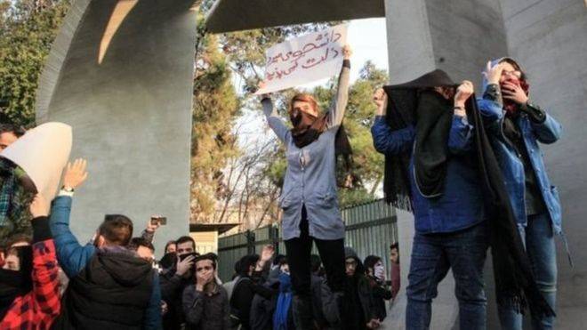 برلمان إيران يطيح بوزير المالية وسط تدهور الوضع الاقتصادي